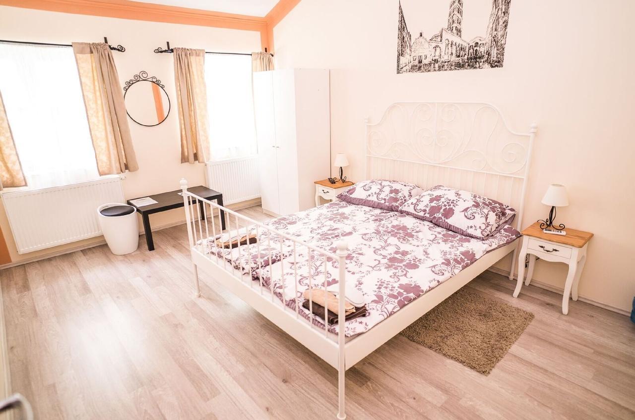 Boutique Hostel Kings N' Queens Zagreb Rum bild